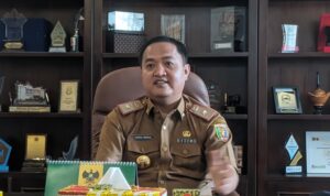 Kepala Dinas Pendidikan dan Kebudayaan (Kadisdikbud) Thomas Amirico saat diwawancarai. / Terdidik.id