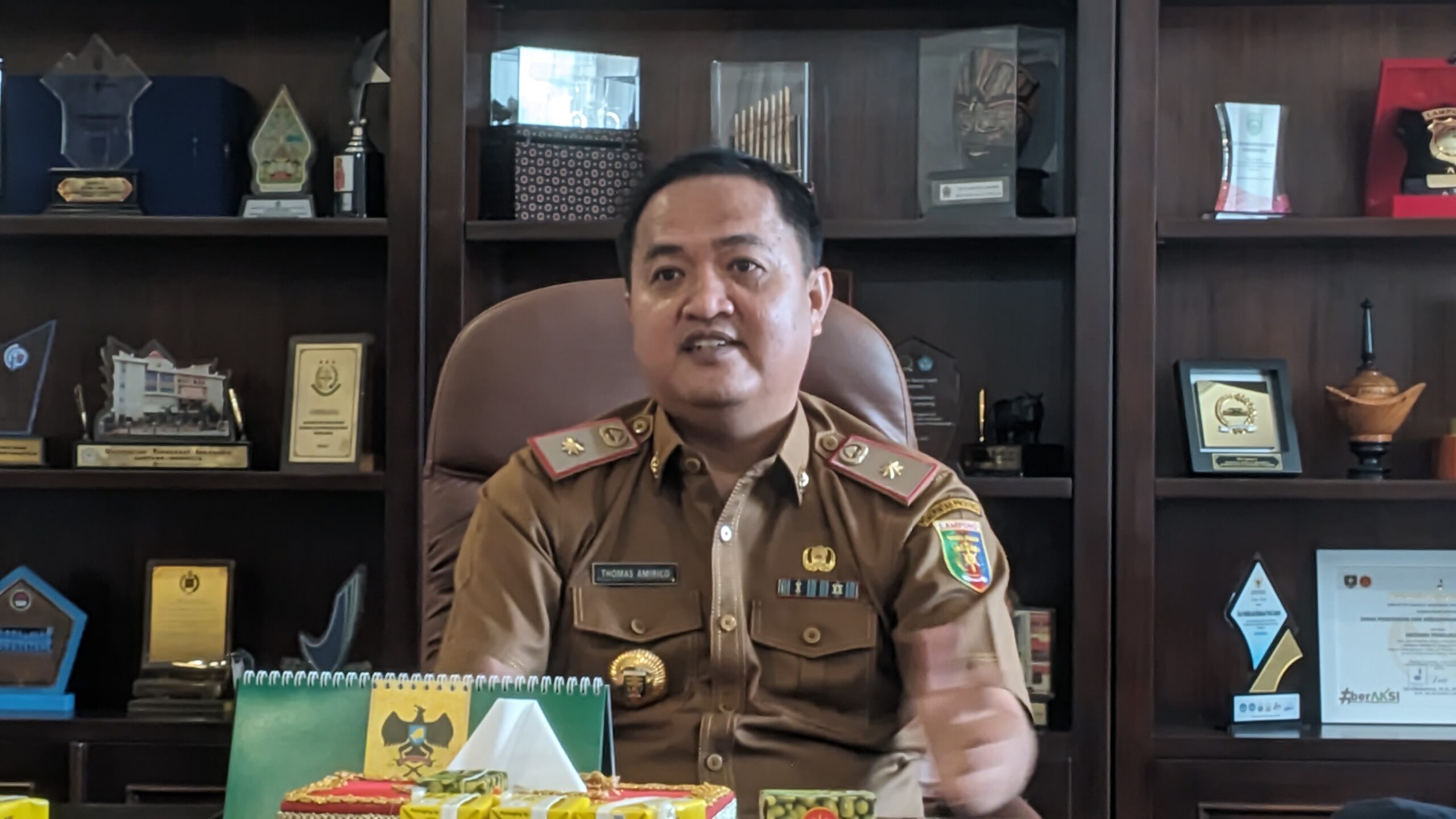 Kepala Dinas Pendidikan dan Kebudayaan (Kadisdikbud) Thomas Amirico saat diwawancarai. / Terdidik.id