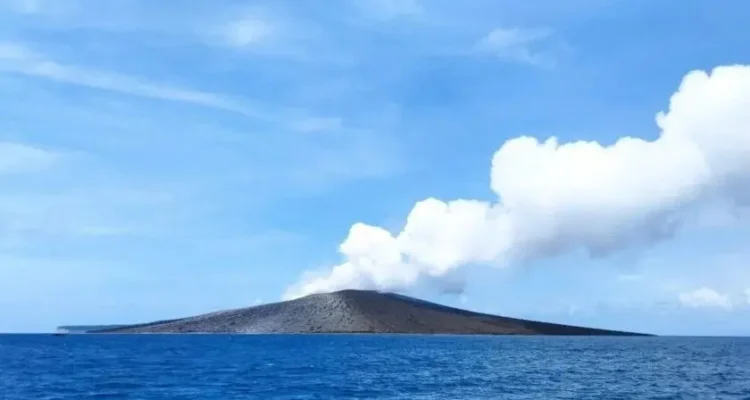 Gunung-Anak-Krakatau-yang-berada-diperairan-selat-sunda-Lampung-Selatan-840x493.jpg Penampakan Gunung Anak Krakatau di perairan Selat Sunda, Lampung Selatan.