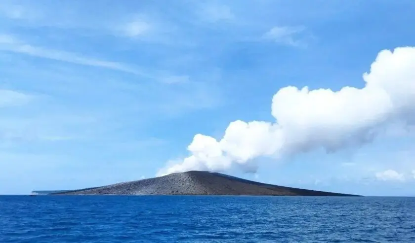 Penampakan Gunung Anak Krakatau di perairan Selat Sunda, Lampung Selatan.