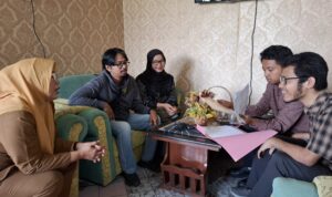 Eks-karyawan Lampung Post saat melaporkan ke Disnaker Lampung didampingi LBH Bandar Lampung dan SPM Lampung. / Dok. Redaksi