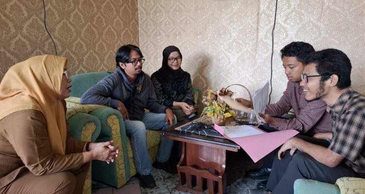 Eks-karyawan Lampung Post saat melaporkan ke Disnaker Lampung didampingi LBH Bandar Lampung dan SPM Lampung. / Dok. Redaksi