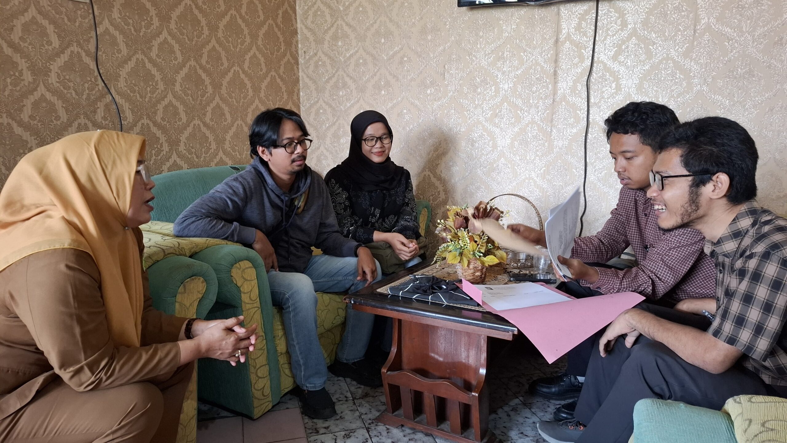 Eks-karyawan Lampung Post saat melaporkan ke Disnaker Lampung didampingi LBH Bandar Lampung dan SPM Lampung. / Dok. Redaksi