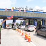 IMG-20260624-WA0007 Petugas Toll Bakauheni - Terbanggi Besar sedang melakukan pengaturan lalu lintas di gerbang toll Itera-Kota Baru.