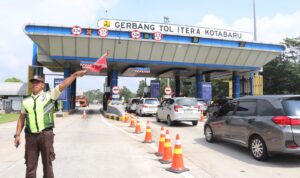 IMG-20260624-WA0007 Petugas Toll Bakauheni - Terbanggi Besar sedang melakukan pengaturan lalu lintas di gerbang toll Itera-Kota Baru.
