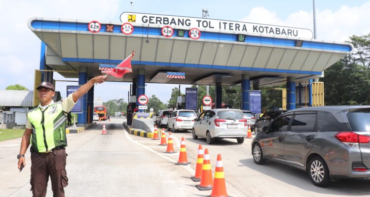 IMG-20260624-WA0007 Petugas Toll Bakauheni - Terbanggi Besar sedang melakukan pengaturan lalu lintas di gerbang toll Itera-Kota Baru.