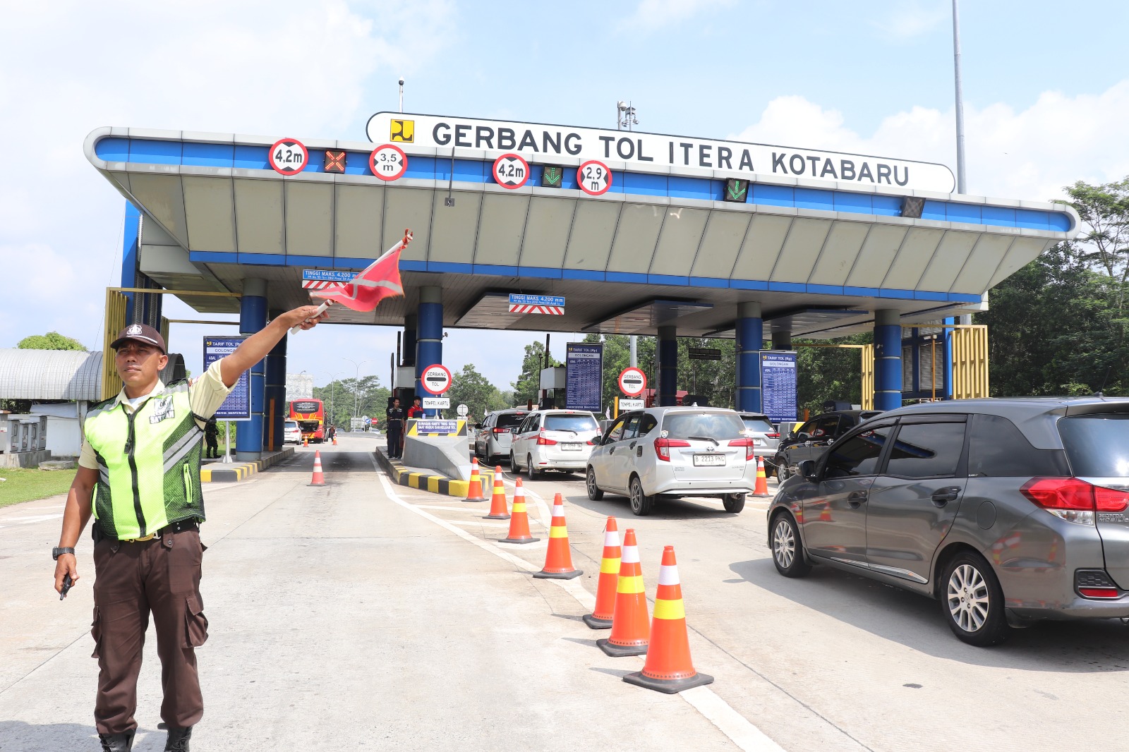 Petugas Toll Bakauheni - Terbanggi Besar sedang melakukan pengaturan lalu lintas di gerbang toll Itera-Kota Baru.