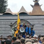 Puluhan massa aksi dari PMII Lampung dihadang ratusan personel Satpol-PP dan kepolisian saat berdemonstrasi di Kantor Gubernur.