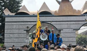 Puluhan massa aksi dari PMII Lampung dihadang ratusan personel Satpol-PP dan kepolisian saat berdemonstrasi di Kantor Gubernur.