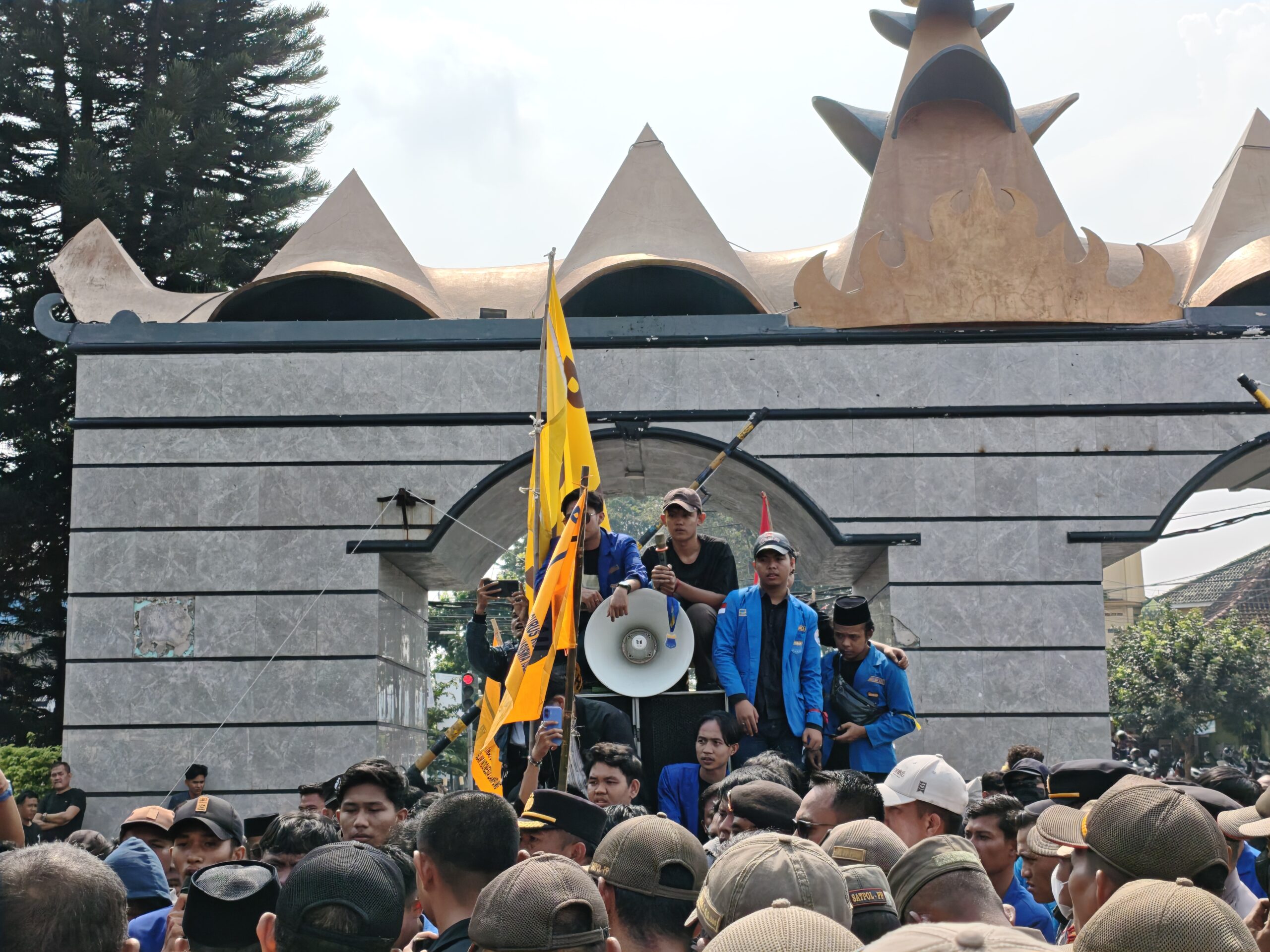 Puluhan massa aksi dari PMII Lampung dihadang ratusan personel Satpol-PP dan kepolisian saat berdemonstrasi di Kantor Gubernur.
