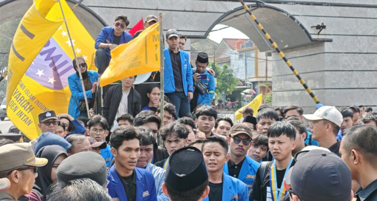 PMII Lampung melakukan demonstrasi evaluasi sejumlah program pemerintah pusat yang bermasalah.