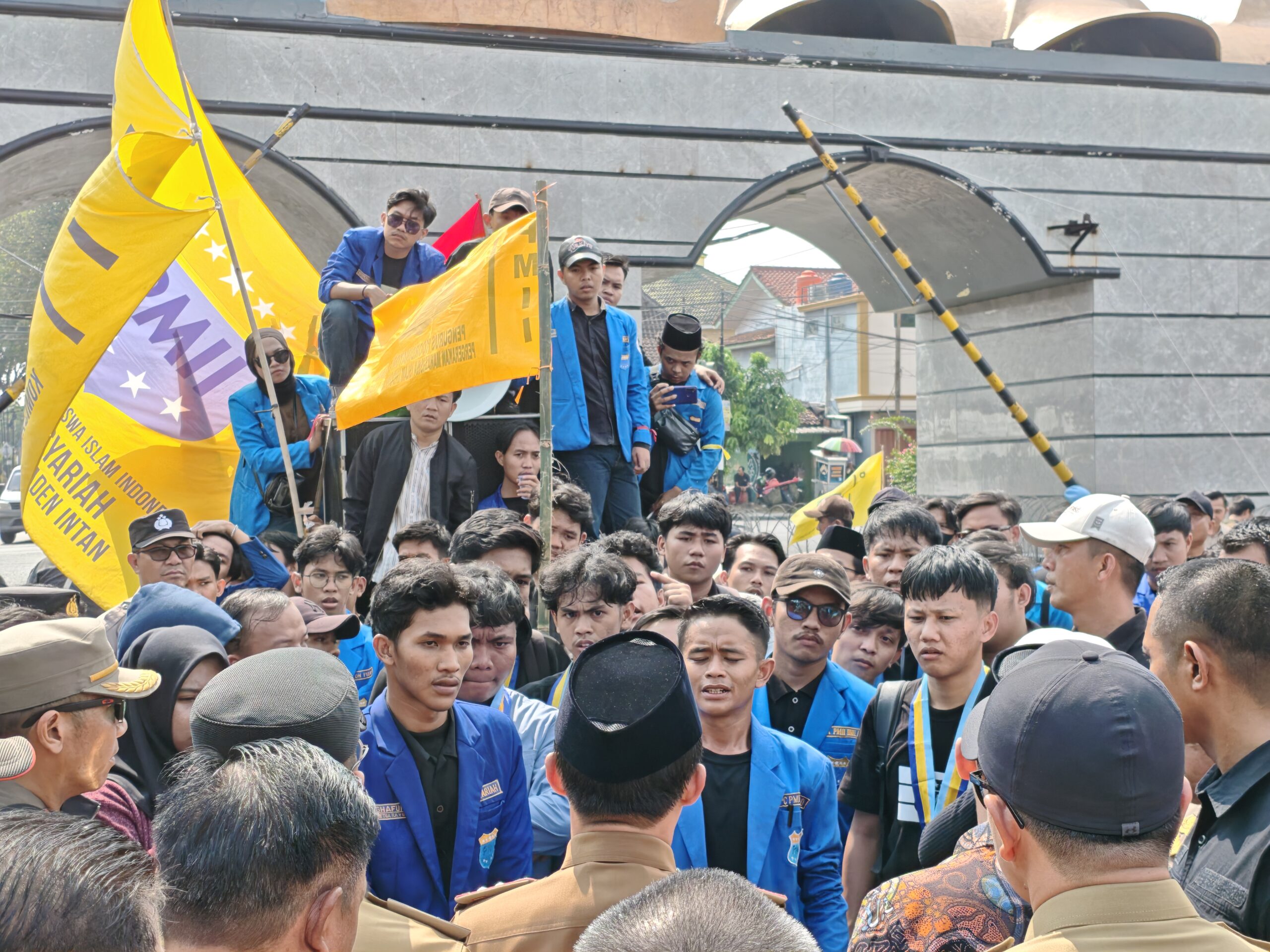 PMII Lampung melakukan demonstrasi evaluasi sejumlah program pemerintah pusat yang bermasalah.