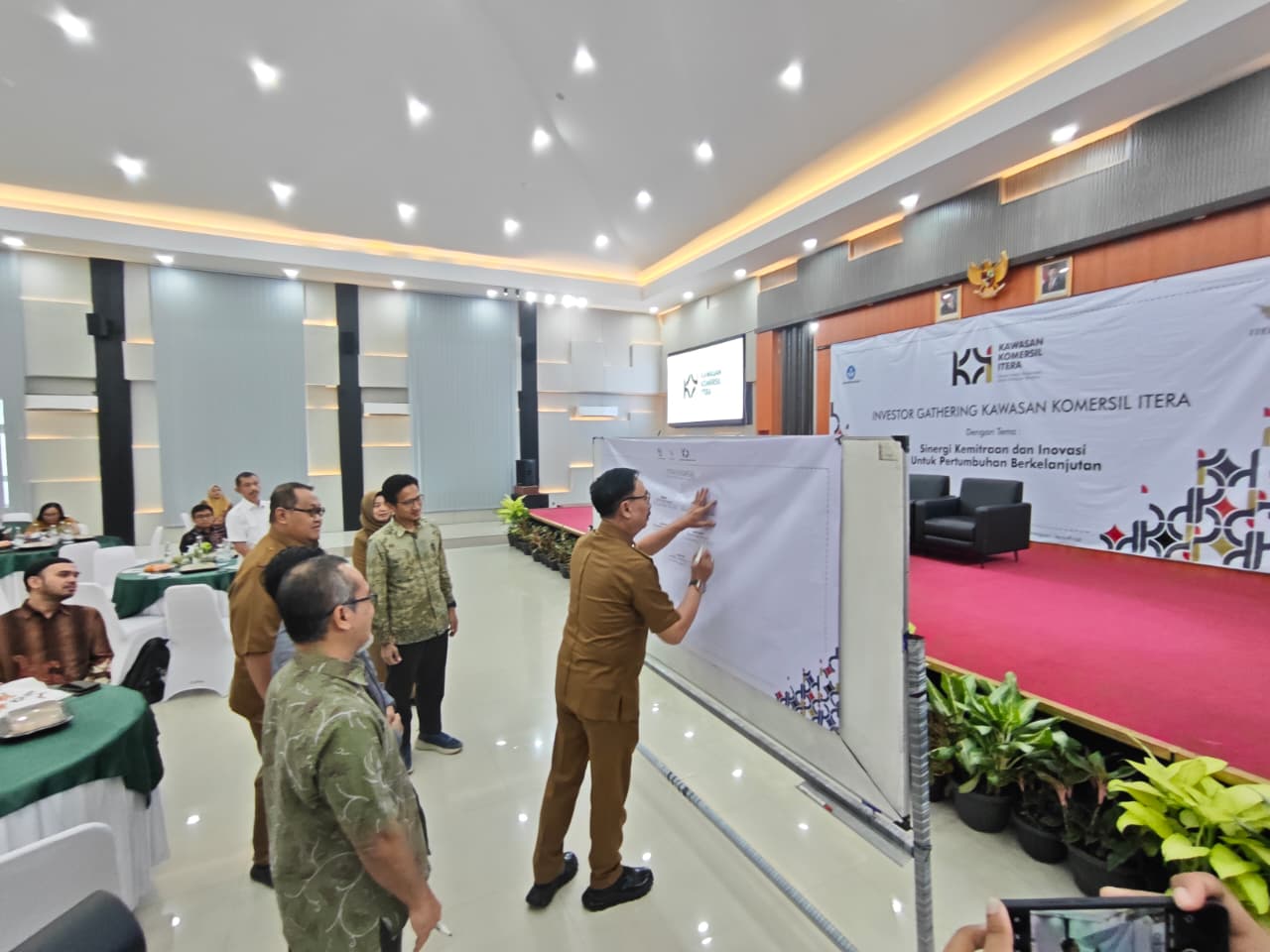 Kepala DPMPTSP Lampung Samsurijal tandatangani dukungan Kawasan Komersial Itera (KKI).