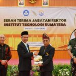 Serah terima jabatan Rektor Itera 2026-2030 oleh Prof. I Nyoman Pugeg Aryantha kepada Prof Elfahmi.