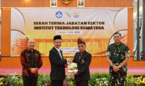 Serah terima jabatan Rektor Itera 2026-2030 oleh Prof. I Nyoman Pugeg Aryantha kepada Prof Elfahmi.