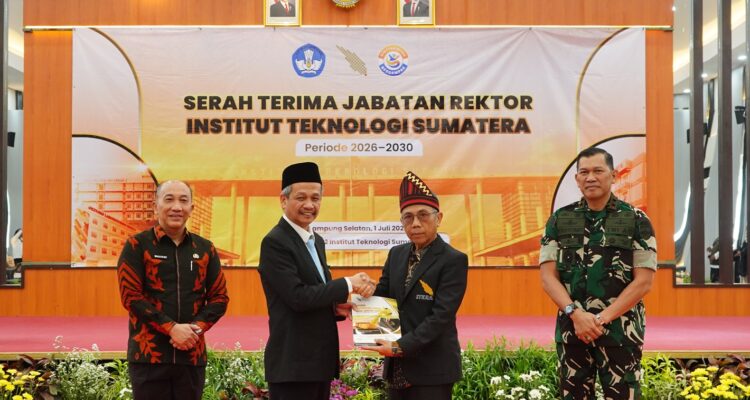 Serah terima jabatan Rektor Itera 2026-2030 oleh Prof. I Nyoman Pugeg Aryantha kepada Prof Elfahmi.