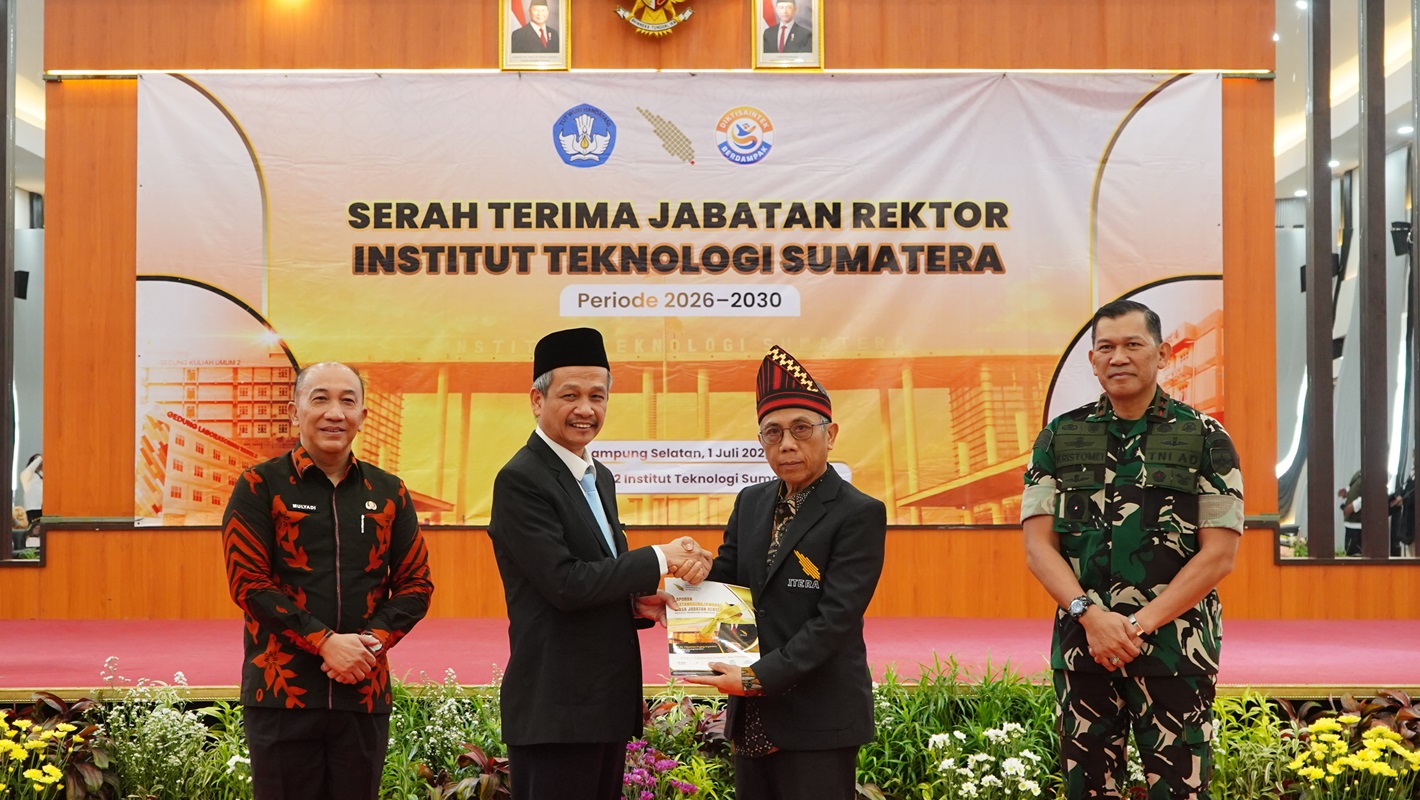 Serah terima jabatan Rektor Itera 2026-2030 oleh Prof. I Nyoman Pugeg Aryantha kepada Prof Elfahmi.